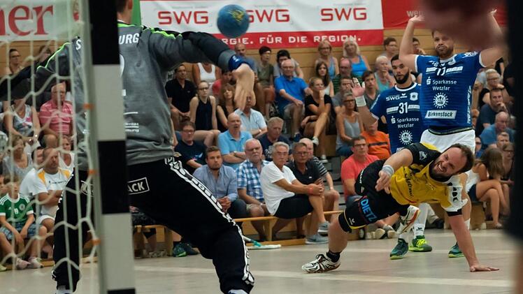 Sebastian Weber (gelbes Trikot) schonte sich auch am Mittwochabend gegen den TV Hüttenberg nicht und zeigte wieder viel Einsatzbereitschaft. Er ging dorthin, wo es weh tut, traf allerdings nur einmal. Foto: Marc Thürmer