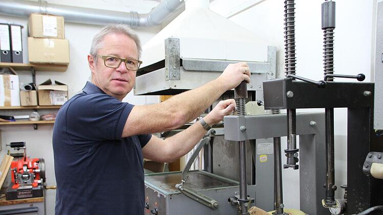 Adolf Dörflinger in der Werkstatt seines  Orthopädieschuhbetriebs.  Foto: Julia Raab