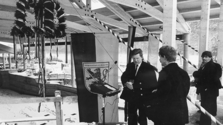 Am 26. Februar 1988 wurde Richtfest am Freizeitbad Atlantis gefeiert. Es war ein eisiger Wintertag. Foto: FT-Archiv