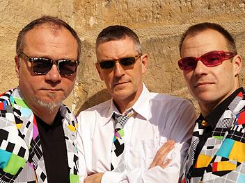 Für Dieter Zimmerer, Bernhard Lauger und Peter Lassner (v. l.) sind die 80er Jahre großartig - vor allem musikalisch. Kein Wunder also, dass sich die drei als "Gr80s" zusammengefunden haben und Popmusik aus dieser Zeit am Leben halten, mit minimalistischem Ansatz. Foto: privat