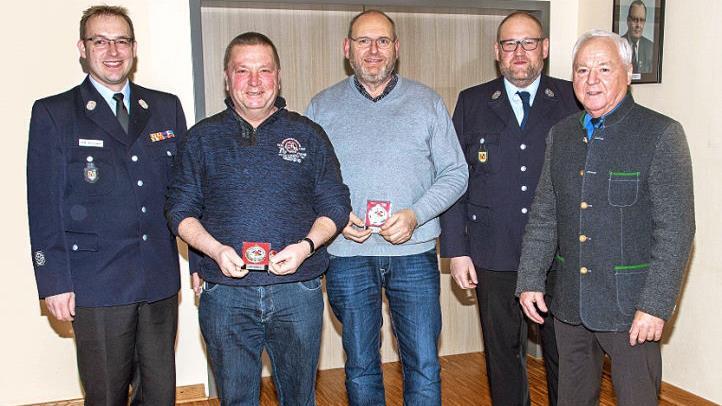 Für 25-jährige Vereinszugehörigkeit wurden Karl-Heinz Herbst und Andreas Scheumann mit der Nadel und Plakette in Silber sowie einem Gutschein geehrt. Von links: Kommandant Tobias Winterbauer, Karl-Heinz Herbst, Andreas Scheumann, Vorstand Matthias Hofmann und Bürgermeister Helmut Fischer Foto: Klaus Gagel