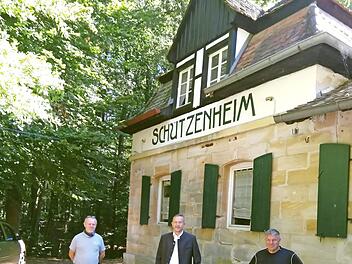 Schützenmeister Dieter Steinhäußer, Udo Schönfelder und Schatzmeister Michael Kern vor dem Schützenheim Foto: privat