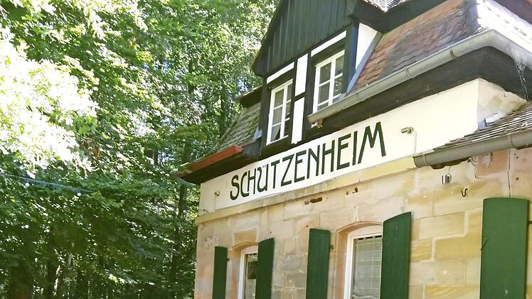 Schützenmeister Dieter Steinhäußer, Udo Schönfelder und Schatzmeister Michael Kern vor dem Schützenheim Foto: privat