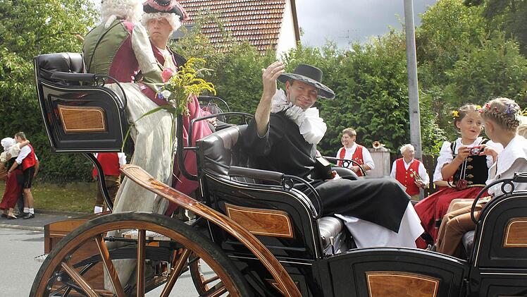 Als Hofprediger Markert grüßte Hans-Joachim Schierer von der Kutsche.  Fotos: nat