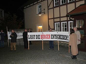 Vor der entscheidenden Sitzung des Gemeinderats demonstrieren die Befürworter des Bürgerbegehrens   für ihre Position.Foto: fra-press