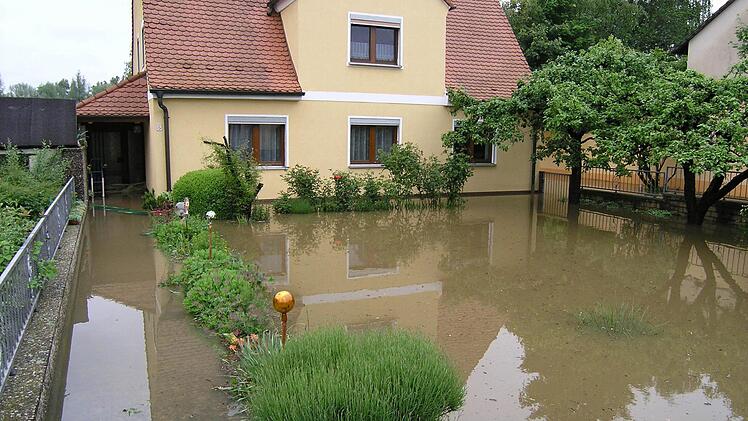 Land unter auf den Anwesen in der Bahnhofstraße. Foto: Andreas Dorsch