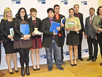 Die Prüfungsbesten der IHK-Abschlussprüfungen im kaufmännischen und gewerblichen Bereich. Mit im Bild der IHK-Vizepräsident und Vorsitzende des IHK-Gremiums, Hans Rebhan (links), sowie Vize-Landrat Gerhard Wunder und IHK-Hauptgeschäftsführerin Christi Degen (rechts) . Foto: eh Hofmann