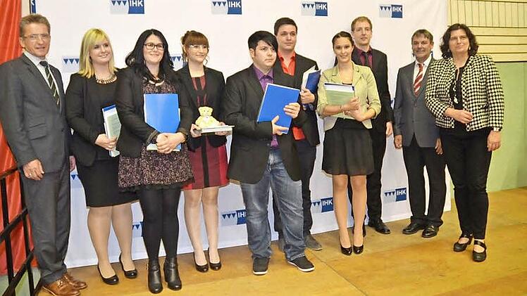 Die Prüfungsbesten der IHK-Abschlussprüfungen im kaufmännischen und gewerblichen Bereich. Mit im Bild der IHK-Vizepräsident und Vorsitzende des IHK-Gremiums, Hans Rebhan (links), sowie Vize-Landrat Gerhard Wunder und IHK-Hauptgeschäftsführerin Christi Degen (rechts) . Foto: eh Hofmann