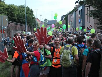 Der "Dodentocht" ist in der belgischen Region um Bornem eine Art Volksfest. Über 12.000 Teilnehmer werden von den Bürgern gefeiert. Foto: privat