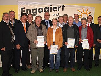 Die Geehrten des FW-Ortsverbands Presseck, umrahmt von Klaus Förster (FW-Fraktionsvorsitzender im Kreistag Kulmbach), Manfred Hümmer (FW-Bezirksvorsitzender) und Landrat Klaus Peter Söllner (von links) sowie (ganz rechts) Ortvorsitzendem Dieter Walther und Landtags-Vizepräsident Peter Meyer (links daneben). Foto: Klaus Klaschka