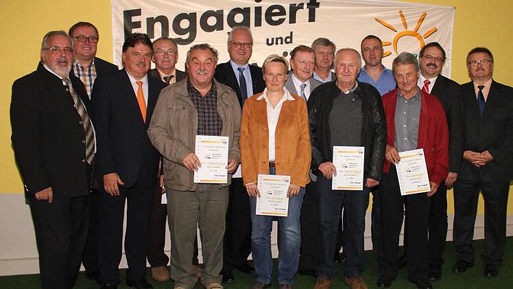 Die Geehrten des FW-Ortsverbands Presseck, umrahmt von Klaus Förster (FW-Fraktionsvorsitzender im Kreistag Kulmbach), Manfred Hümmer (FW-Bezirksvorsitzender) und Landrat Klaus Peter Söllner (von links) sowie (ganz rechts) Ortvorsitzendem Dieter Walther und Landtags-Vizepräsident Peter Meyer (links daneben). Foto: Klaus Klaschka