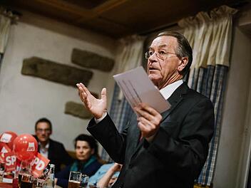 Gespannt hängen mehr als 50 SPDler im vollen Saal an Franz Münteferings Lippen. Der aber redet an der aktuellen Lage vorbei. Foto: Hendrik Steffens