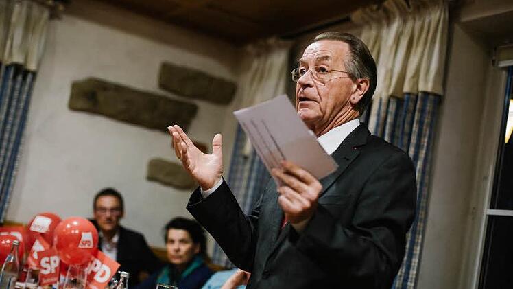 Gespannt hängen mehr als 50 SPDler im vollen Saal an Franz Münteferings Lippen. Der aber redet an der aktuellen Lage vorbei. Foto: Hendrik Steffens