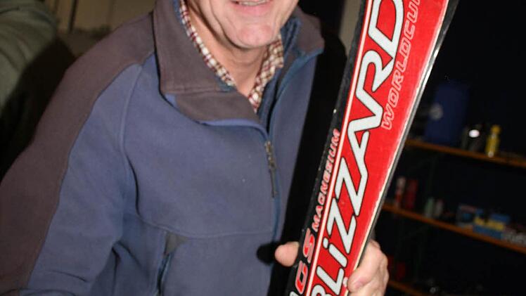 Peter Schmidt hält Ausschau nach ein Paar Skier - und fand die Blizzard-Skier gar nicht so schlecht.