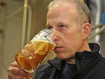 Georg Meister riecht am Jungbier. Das Gebräu wurde erst vor zwei Tagen in die 120 Hektoliter fassenden Tanks gefüllt. Ab und zu muss er während der vierwöchigen Reifezeit Proben nehmen, um die Qualität zu gewährleisten.  Foto: Barbara Herbst