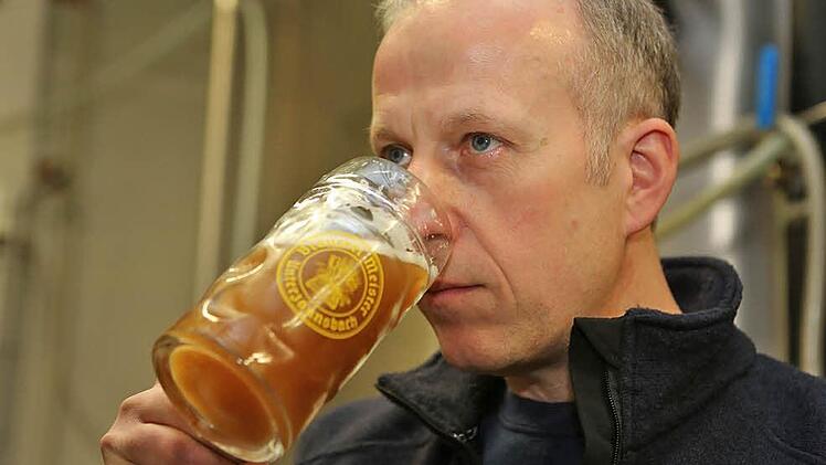 Georg Meister riecht am Jungbier. Das Gebräu wurde erst vor zwei Tagen in die 120 Hektoliter fassenden Tanks gefüllt. Ab und zu muss er während der vierwöchigen Reifezeit Proben nehmen, um die Qualität zu gewährleisten.  Foto: Barbara Herbst