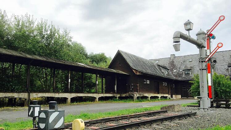 Denkmal-Ensemble am Wildfleckener Bahnhof. Foto: Sebastian Schmitt-Mathea