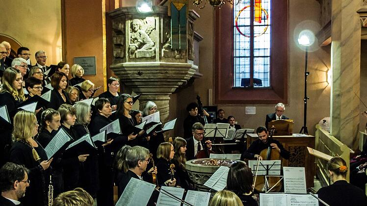 Die Kantorei St. Georg unter Leitung von Markus Heunisch gestaltete in Neustadt ein Kantatenkonzert zum Reformationsjubiläum.Foto: Jochen Berger