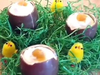 Diese Schokoeier mit Frischkäse-Füllung sind ein leckerer Nachtisch zu Ostern. Foto: Melina Münchow