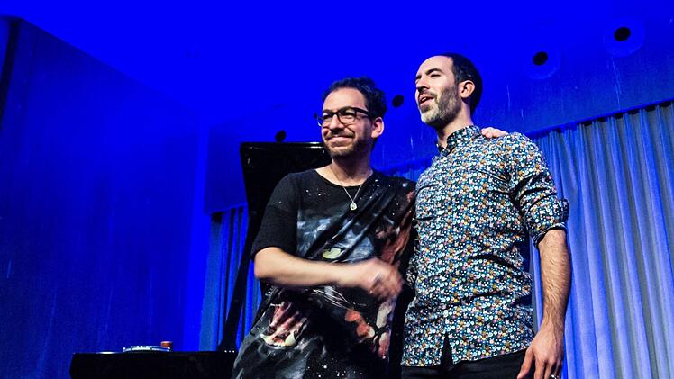 Der Pianist Omer Klein und der Kontrabassist Haggai Cohen-Milo gastiert erstmals in Coburg. Mit einem umjubelten Duoabend eröffneten sie die neue Saison von "Leise am Markt".Foto: Jochen Berger