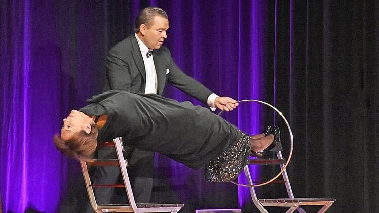 Joe Walthera & Pafema zeichneten nicht nur für das Programm der Gala zum 30-jährigen Bestehen der Stadthalle Haßfurt verantwortlich. Sie boten auch eine magische Show der Extraklasse. Fotos: Ulrike Langer