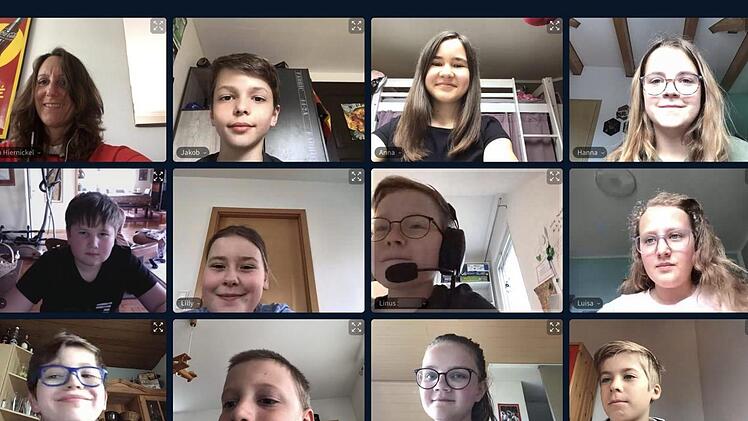 Videounterricht einer fünften Klasse: Lehrerin Katrin Hiernickel (oben links) und ihre Schüler freuen sich, dass zumindest digitaler Unterricht stattfinden kann.
