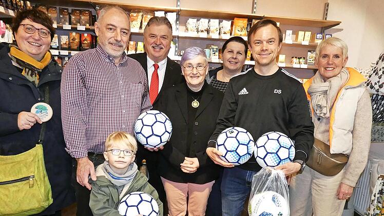 Für fairen Fußball ab der Herstellung: Ingrid Flieger von der Lokalen Steuerungsgruppe, Vorsitzender Dieter Mühlbauer (FC Neuenmarkt) mit Enkelsohn Theo, Landrat Klaus Peter Söllner, Heike Rahn, „Eine-Welt-Promotorin“ Oberfranken Ost, Uschi Prawit...