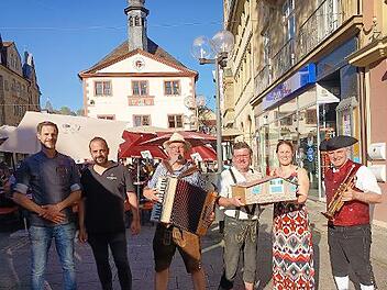 „Jürgen und der Rucksackmusikant“ haben ein Benefizkonzert für den Wiederaufbau der Kissinger Hütte auf dem Bad Kissinger Marktplatz gegeben. Ein Konzert in Oberelsbach soll folgen.