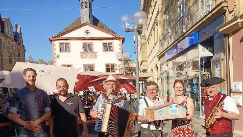 „Jürgen und der Rucksackmusikant“ haben ein Benefizkonzert für den Wiederaufbau der Kissinger Hütte auf dem Bad Kissinger Marktplatz gegeben. Ein Konzert in Oberelsbach soll folgen.