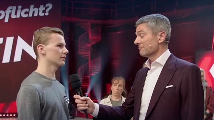 Dieser Schüler aus dem Raum Hannover äußerte sich in der Politsendung "Die 100 - was Deutschland bewegt" klar gegen die Wehrpflicht.