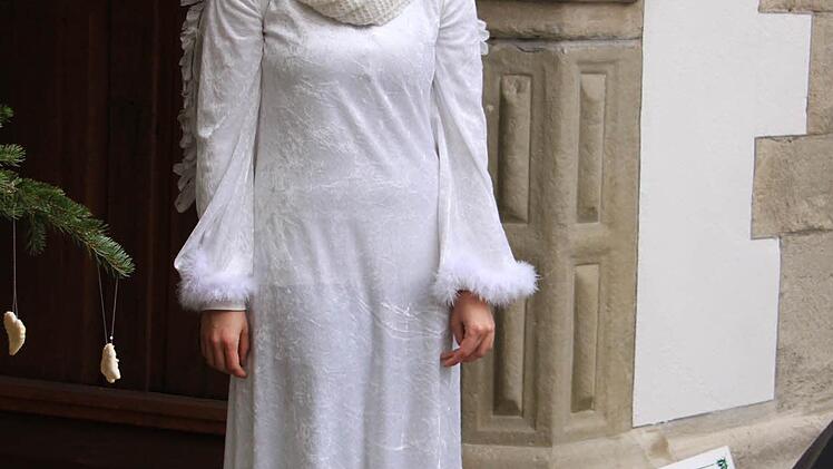 Der Engel (Julia Hellmig) vom himmlischen Postamt nahm die Wunschzettel der Kinder entgegen.  Foto: M. Straub