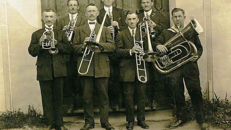 Das Foto aus dem Jahr 1920 zeigt (von links) die Musikanten Franz-Josef Greubel, Felix Reuscher, Gustav Stürmer, Richard Seufert, Max Greubel, August Weber und Anton Seufert aus Rottershausen.
