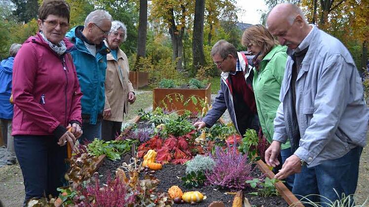 Wichtiger Teil des "neuen" Wallgrabens: Der Obst- und Gartenbauverein sowie die Kinder vom Kindergarten und der Mittagsbetreuung werden die Hochbeete pflegen. Fotos: Gabi Bertram