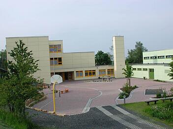 In die Teuschnitzer Schule wird ein Gas-Blockheizkraftwerk eingebaut. Das soll sich in sechs Jahren amortisiert haben.  Foto: Veronika Schadeck