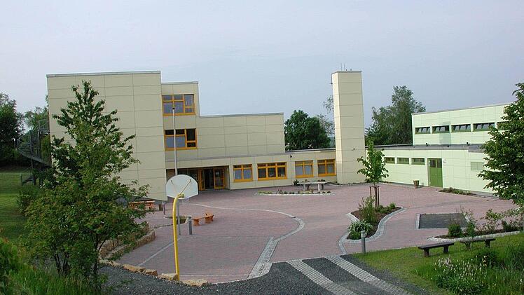 In die Teuschnitzer Schule wird ein Gas-Blockheizkraftwerk eingebaut. Das soll sich in sechs Jahren amortisiert haben.  Foto: Veronika Schadeck