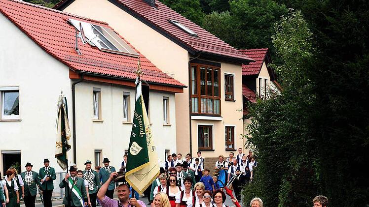 Die "Blumenkinder" gingen vorneweg, die örtlichen Garten- und Blumenfreunde marschierten mit. Foto: Stefan Lutter