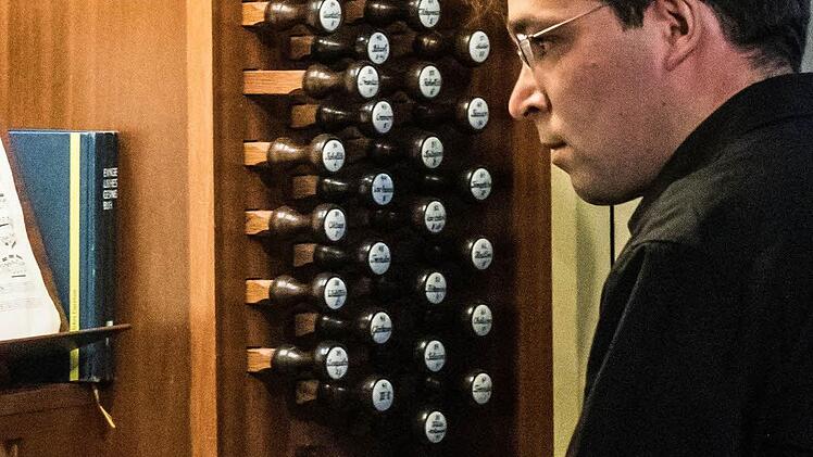 Matthias Neumann an der Schuke-Orgel der Coburger MorizkircheFoto: Jochen Berger