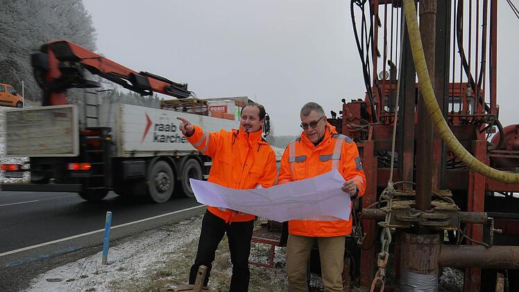 Feinabstimmung: Jens Laußmann (links) und Günther Engelhardt schauen sich direkt neben der laufenden Bohrmaschine an, wie die Bundesstraße 4 künftig zwischen Mönchröden und Haarbrücken verlaufen wird.