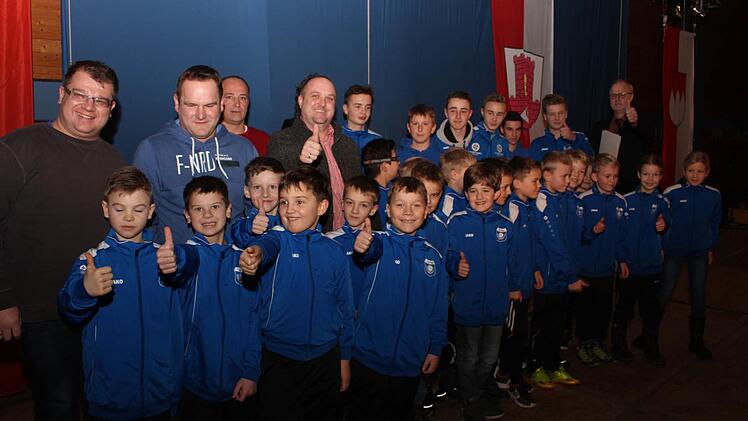 Die Jugend der Spielvereinigung Etzelskirchen ist weiter auf Siegerkurs: Die C-Jugend präsentierte sich als Aufsteiger in die Kreisklasse, die F1-Jugend wurde Meister der Herbstrunde.  Fotos: Evi Seeger