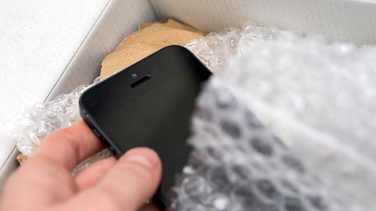 Zahlreiche Smartphones und Tablets hat  der Angestellte einer Posttransportfirma unterschlagen. Auch seine beiden Mittäter sind inzwischen überführt. Andrea Warnecke, dpa