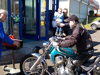 Herbert Baus prüft die Einstellung des Hauptscheinwerfers an einem Motorrad. Karlheinz Franz