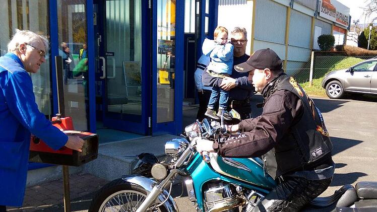 Herbert Baus prüft die Einstellung des Hauptscheinwerfers an einem Motorrad. Karlheinz Franz