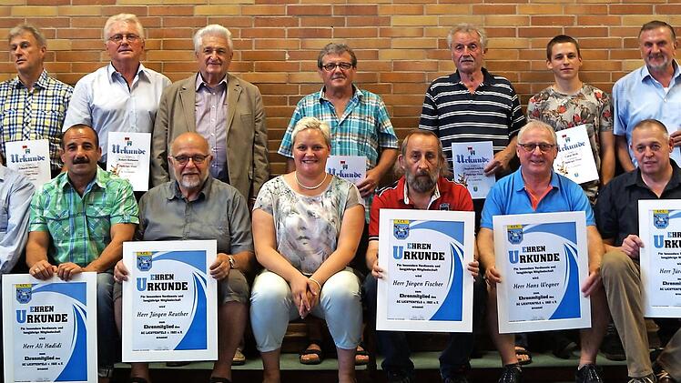 Stehend von links: Winfried Weinbeer, Eduard Meixner, Robert Hofmann (K&ouml;sten), Ehrenvorsitzender Josef Berwind, Raimund Meixner, Siegfried G&ouml;rlich, Lukas Hirle, Heinz Scherer; sitzend v. l.: Herbert Wohn, Ali Hadidi (Ehrenmitglied), J&uuml;rgen Reuther (Ehrenmitglied), Britta Beier (Vorsitzende), J&uuml;rgen Fischer (Ehrenmitglied), Hans Wegner (Ehrenmitglied), J&uuml;rgen Lieb (Ehrenmitglied), Stefan Mehl (Zweite Vorsitzende)  Foto: Ralf Hirle