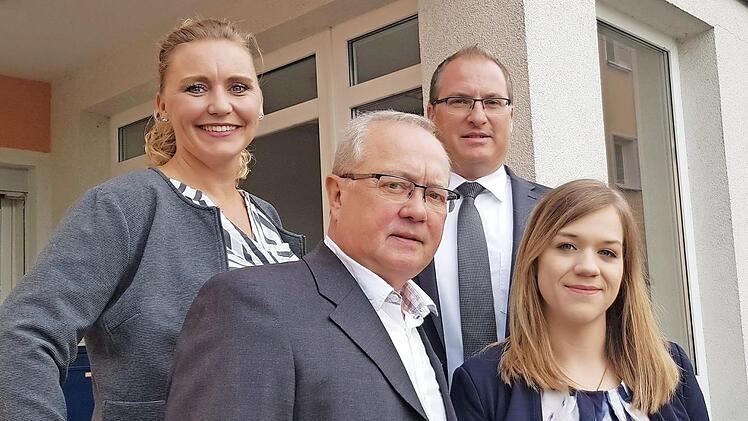 Vorne im Bild die beiden neuen Mitglieder des Gewog-Vorstandes, Harald Grimm und Loreen Klauß. Hinter ihnen: Aufsichtsratsvorsitzende Kerstin Freund und Andreas Brückner.
