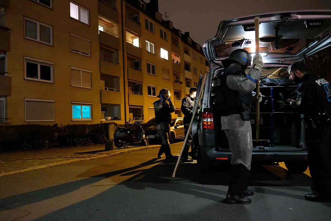 Nürnberg: Drei Frauen niedergestochen - Täter auf der Flucht