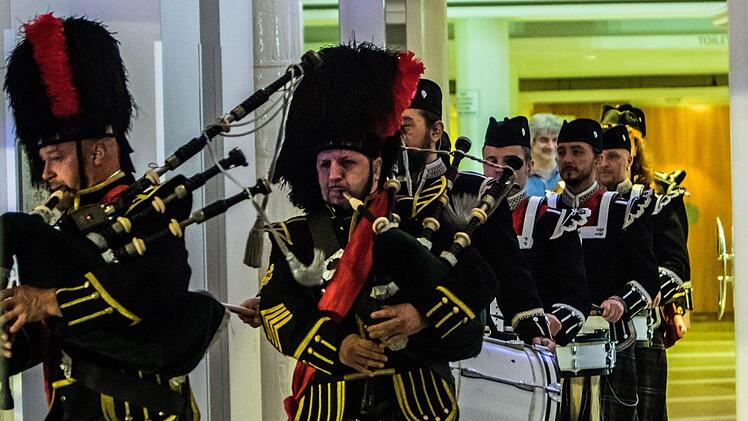 Die siebenköpfige Band Cornamusa gastierte gemeinsam mit der international besetzten "Irish Beats Dance Company" im Kongresshaus Rosengarten in Coburg.Foto: Jochen Berger