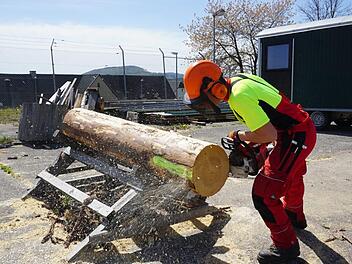 Felix Dürr holte sich beim Berufswettbewerb den ersten Platz beim Landesentscheid. Auf dem Bild zeigt er den  Präzisionsschnitt. Foto: Marion Eckert