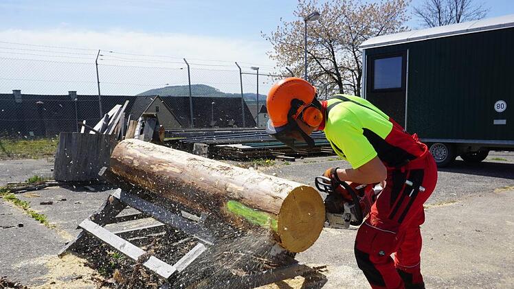 Felix Dürr holte sich beim Berufswettbewerb den ersten Platz beim Landesentscheid. Auf dem Bild zeigt er den  Präzisionsschnitt. Foto: Marion Eckert