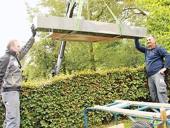 Thomas Dinkel (links) und Wolfgang Zillig von der Staffelsteiner Steinmetzfirma Kerner setzen einen Grabstein im Draisdorfer Friedhof, nachdem die Inschrift neu vergoldet worden ist. Fotos: Matthias Einwag