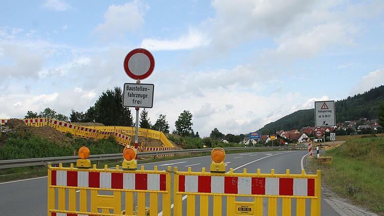 Gleich nach dem Rewe-Markt beginnt die Sperrung der Bundesstraße B 303. Foto: Sonny Adam